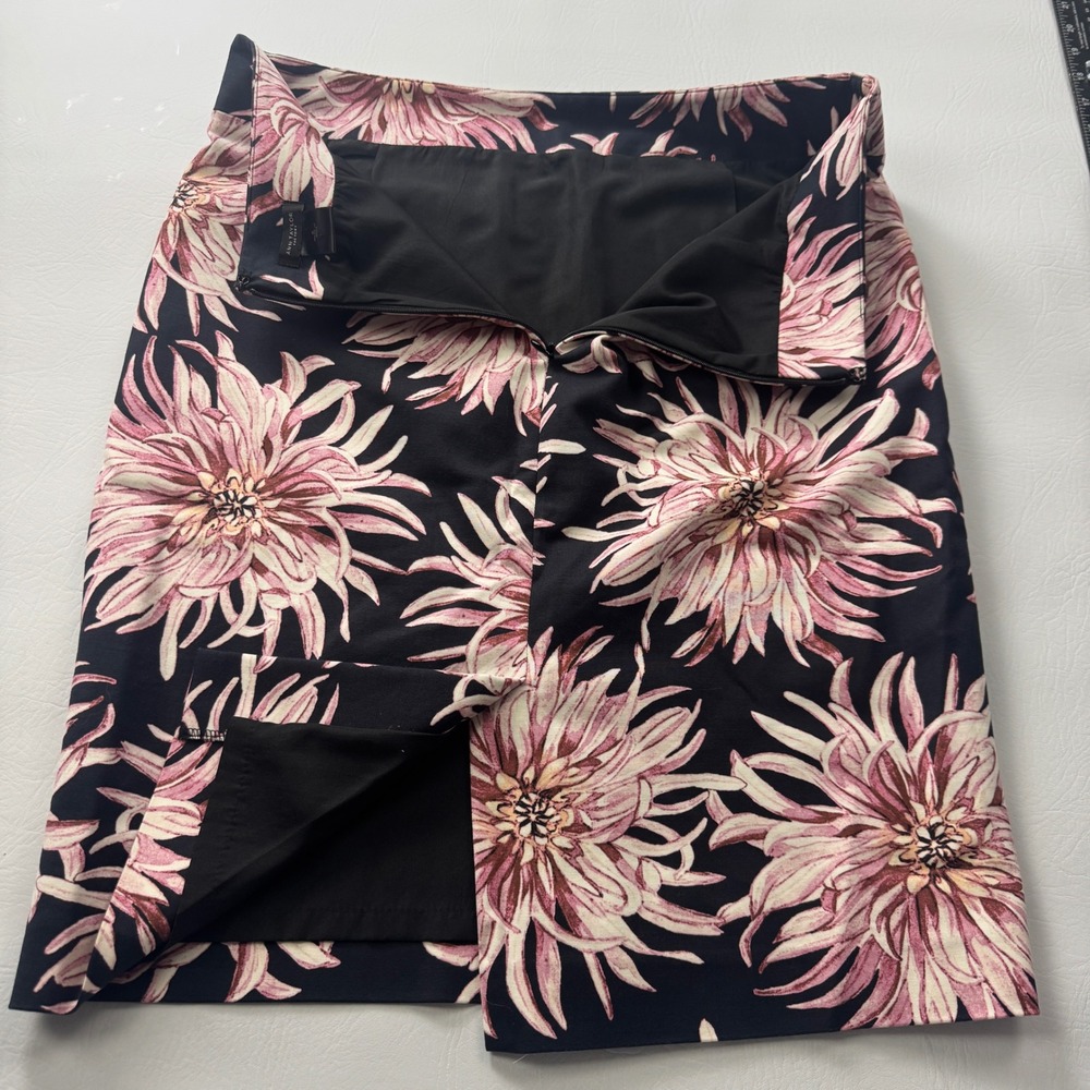 Ann Taylor Factory Floral Pencil Skirt Navy Pink Chrysanthemum Size 8 536-A28256 - Picture 10 of 10
